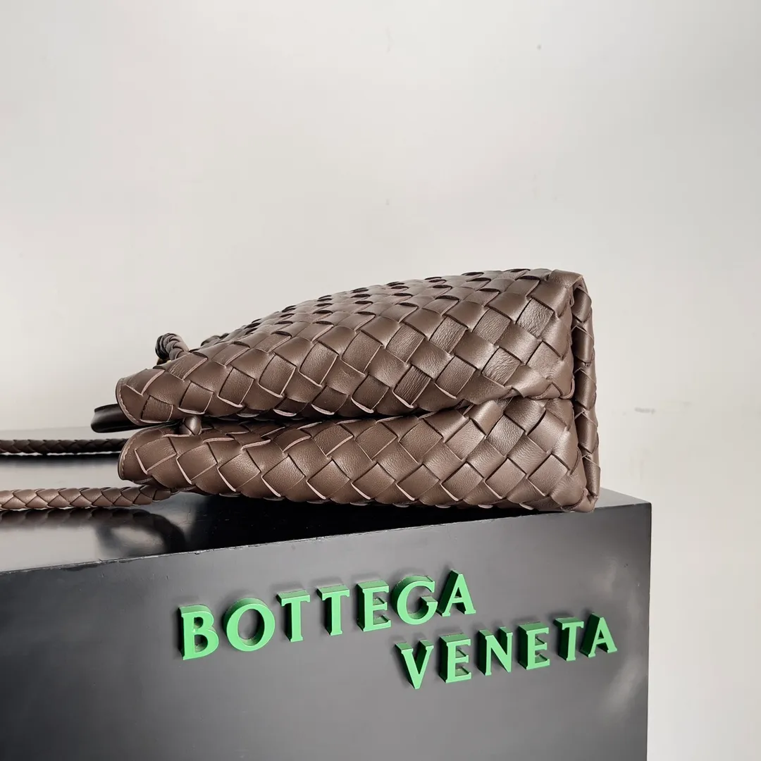 The 2023 new Andiamo batch of 2260 BV has been shipped‼ ️Really popular🔥The new Andiamo woven handbag launched by Bottega Veneta this season is really popular all over the world! ! Celebrities at home and abroad have worn it, and Oscar-winning actress Michelle Yeoh has taken it out on the street. Song Jia, Trai Yara, Yu Feihong, Sanji Ayaka, Rosie Hunting-Whiteley, Yoshioka Riho, etc. have all picked up this bag. It is classic and versatile, showing off its temperament, and the bag capacity is also large, which is very convenient for daily commuting! ! A variety of carrying methods, the shoulder straps can be adjusted by yourself, the original lambskin feels soft and delicate, and the unisex style breaks the gender boundaries and brings a more practical and long-lasting use experience. Andiamo, which has both elegant and casual styles, perfectly interprets the true appearance of "fashionable old money style". Style number: 743572 Size: 32*24*12